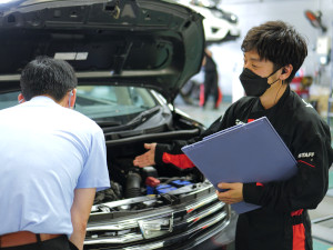 AUTO INの車検は立ち合い車検です。自動車検査員がお車の状態を直接ご説明します。
